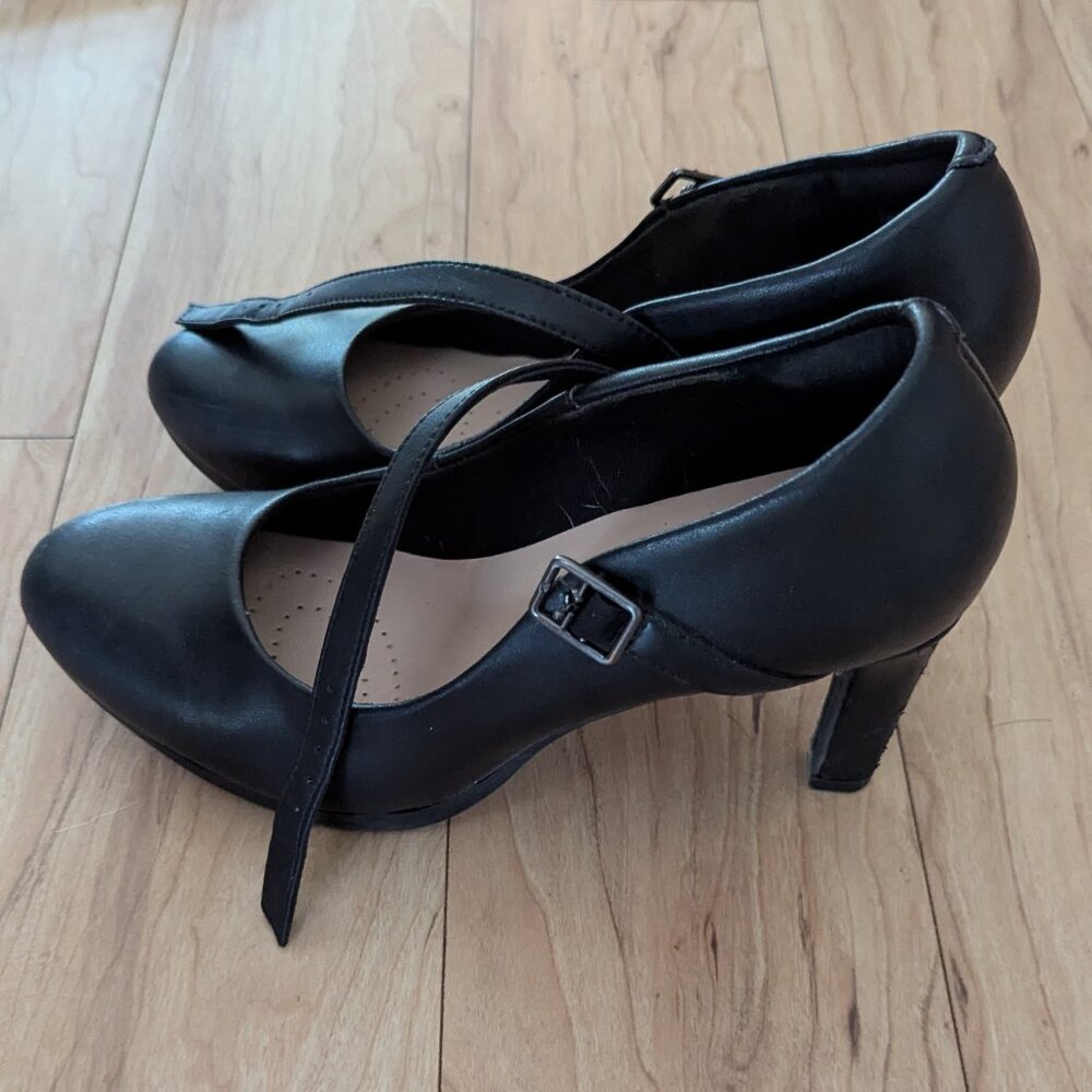 Clarks Women's Ambyr Shine Pump